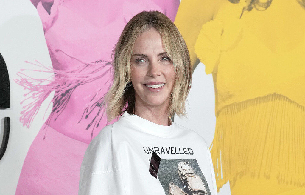 Charlize Theron u bijelim tenisicama i majici modne kuće Givenchy - 5