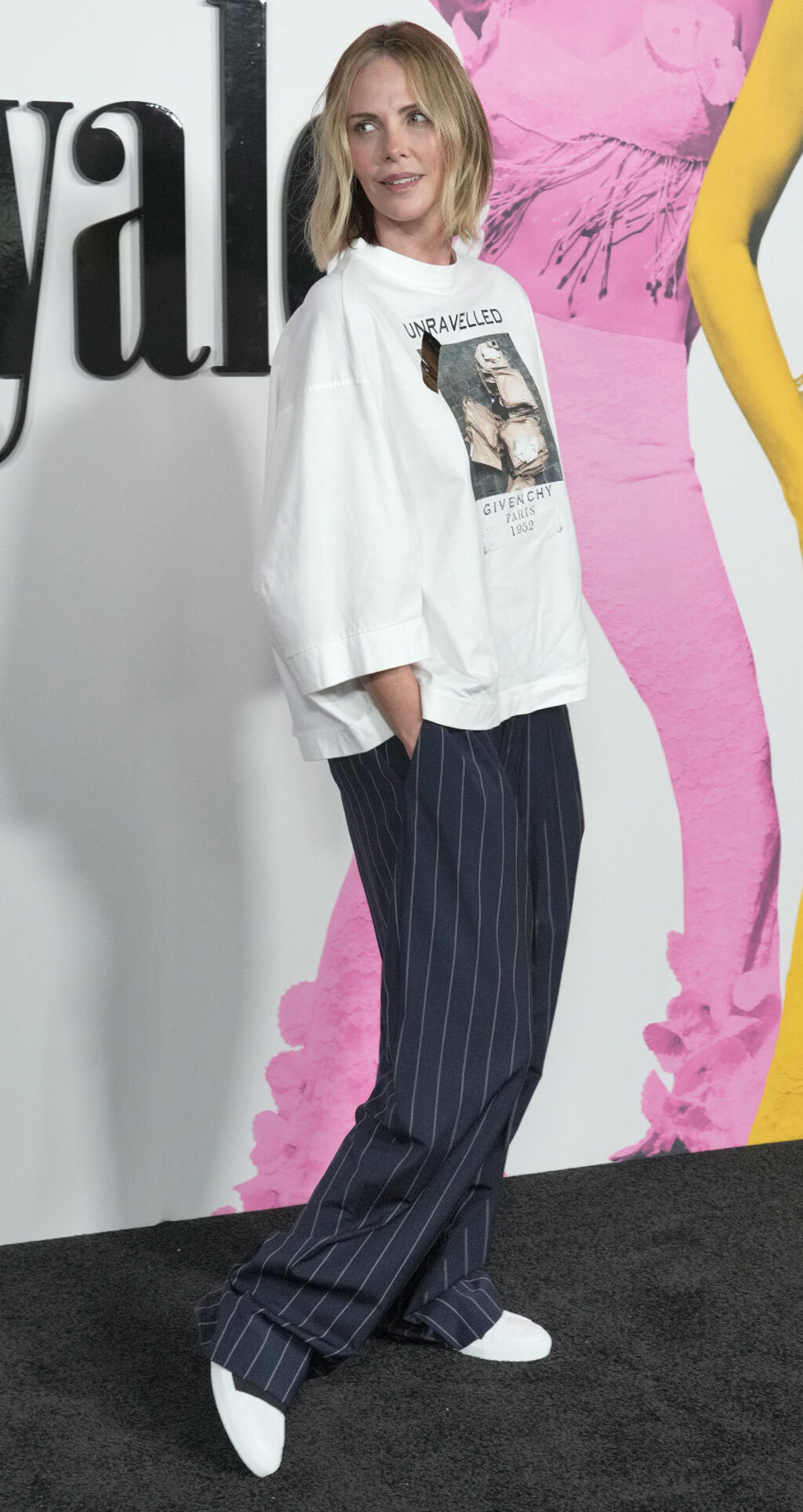 Charlize Theron u bijelim tenisicama i majici modne kuće Givenchy - 6