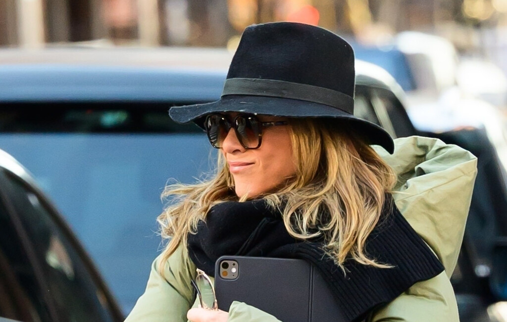 Jennifer Aniston u debeloj jakni i bijelim tenisicama - 5