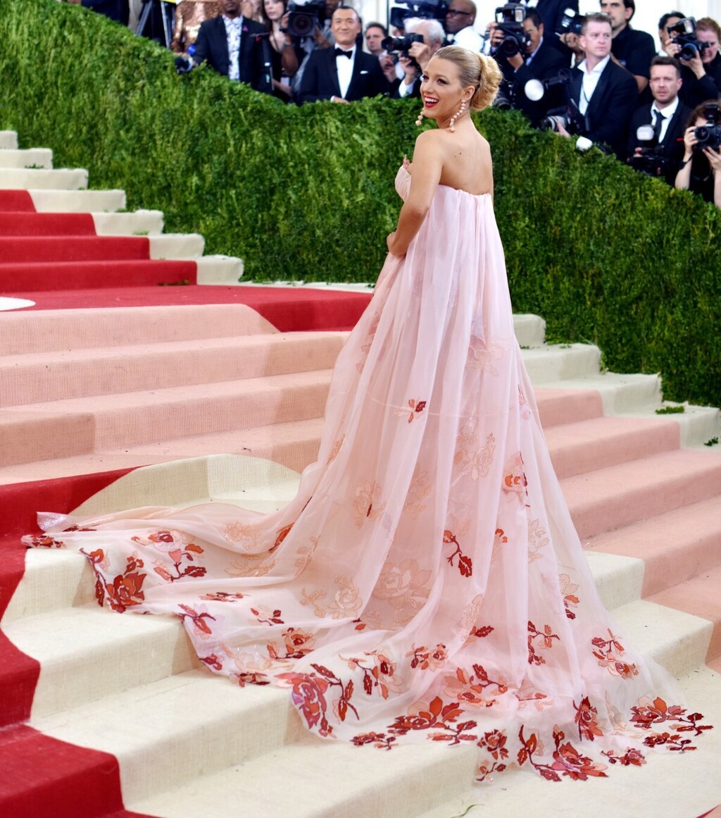 Blake Lively na Met Gali u haljini modne kuće Burberry