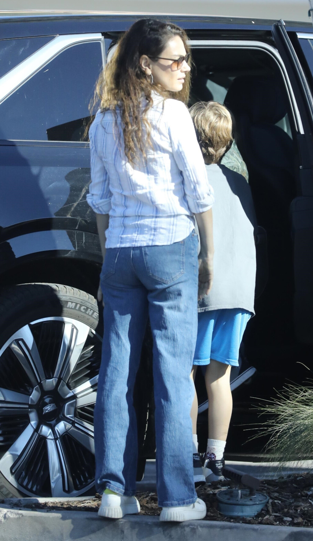 Mila Kunis u opuštenom modnom izdanju - 4