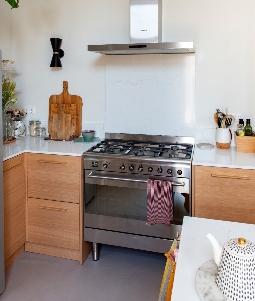 Drveni ormari i otvorene police unose toplinu i autentičnost