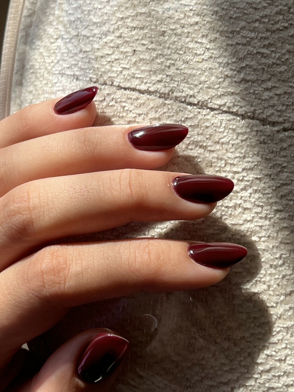 Tamnocrvena manikura