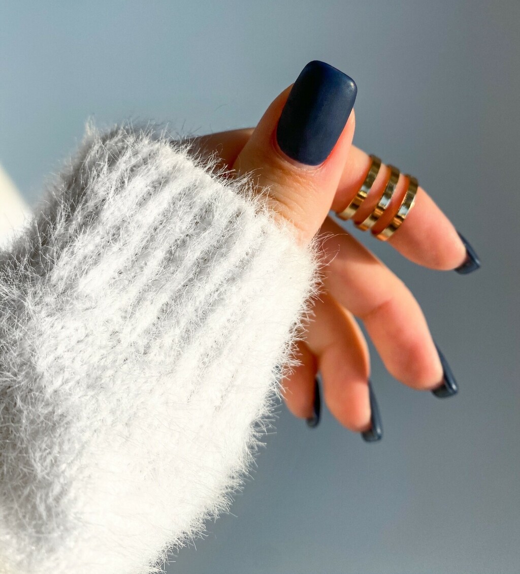 tamnoplava boja laka za nokte je suptilan odmak od klasike