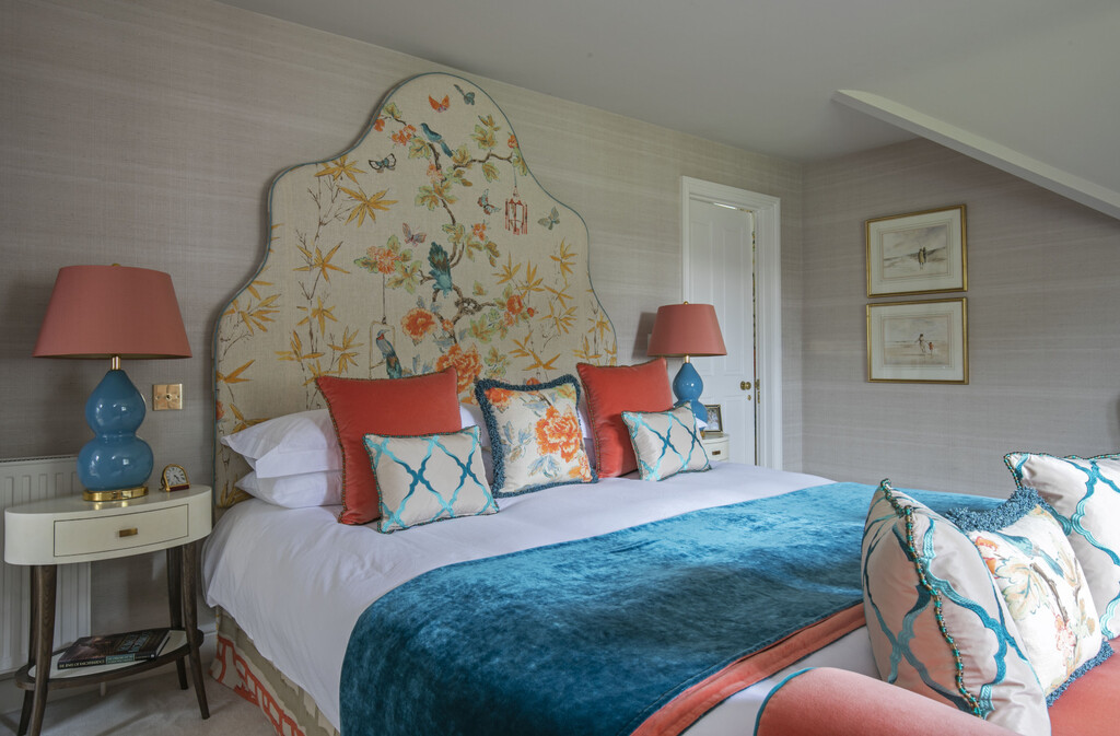 Uzglavlje postaje temelj cijele priče – element koji povezuje funkcionalnost i dizajn te prostoru daje karakter bez pretjerivanja