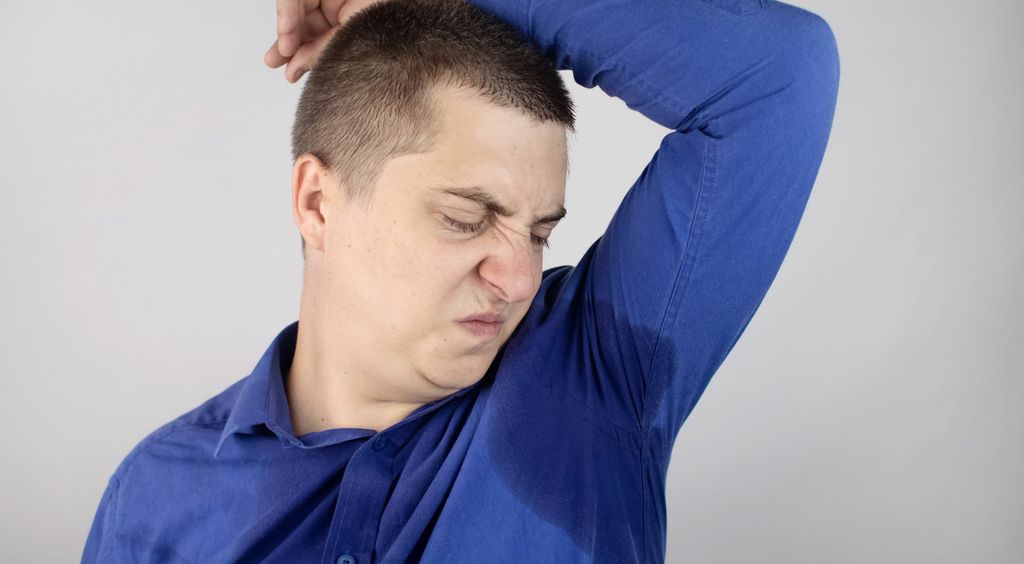 Muškarac koji se drži za nos