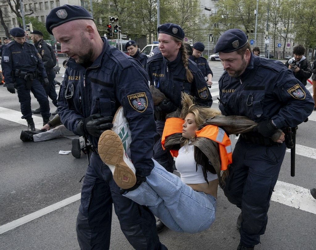 Policija odvodi klimatsku Shakiru