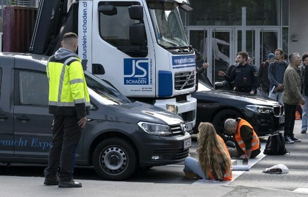 Policija odvodi klimatsku Shakiru