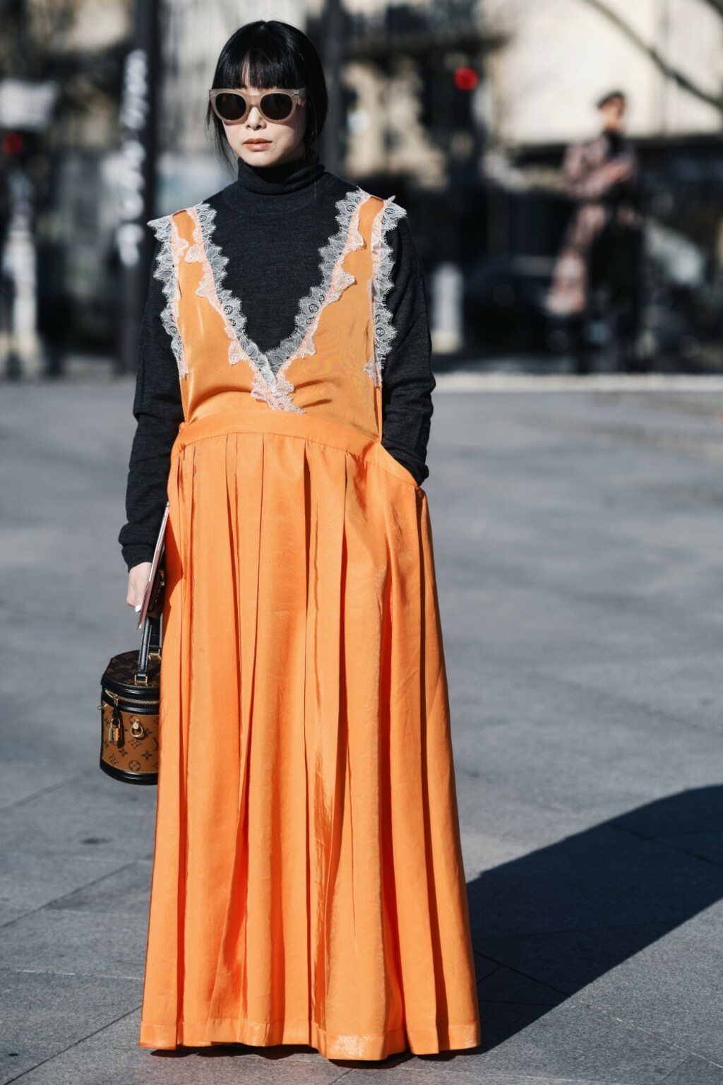 Haljine obrubljene čipkom nose se preko pletiva i hlača u svjetskim metropolama mode