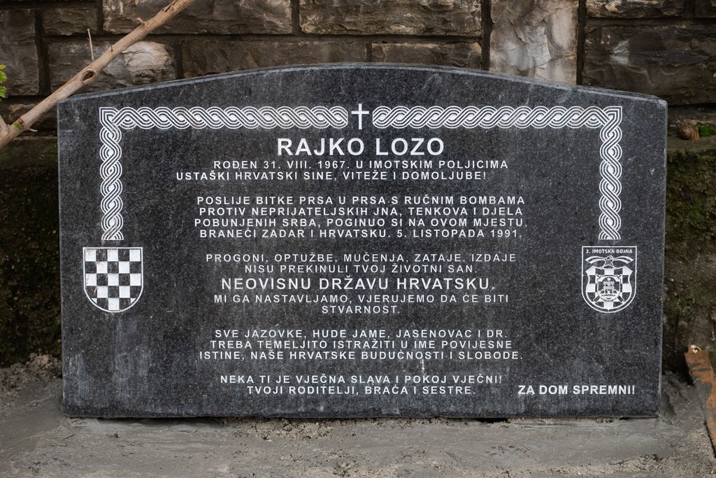 Devastirana spomen-ploča