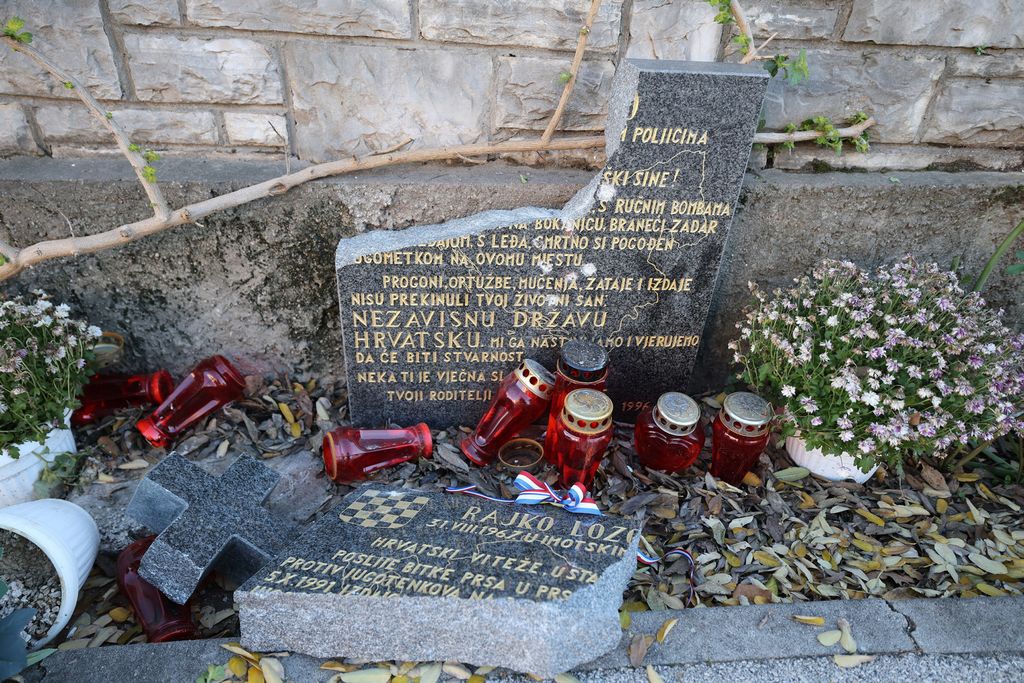 Devastirana spomen-ploča