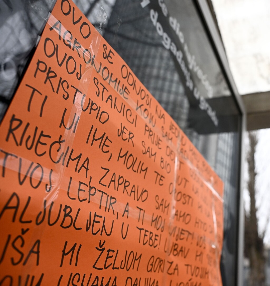 Ljubavna poruka na tramvajskoj stanici