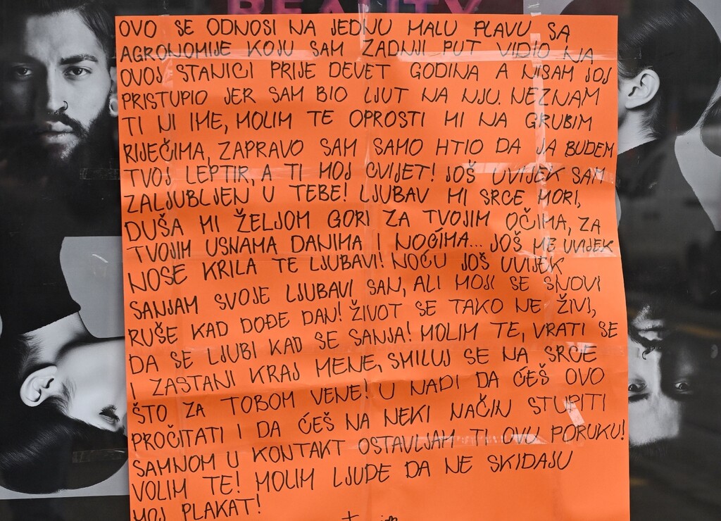 Ljubavna poruka na tramvajskoj stanici