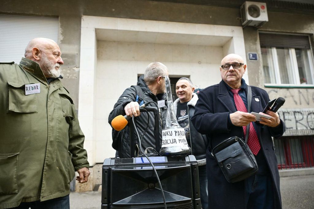 Pravaši ispred stana Mrak-Taritaš