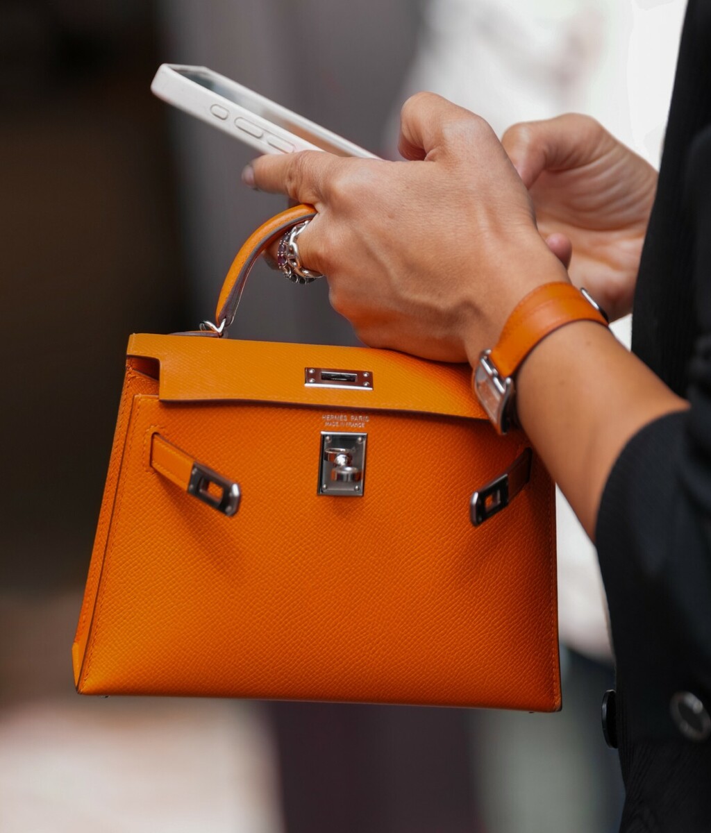 Torba Kelly II Sellier Mini modne kuće Hermès u street style izdanju s Tjedna mode