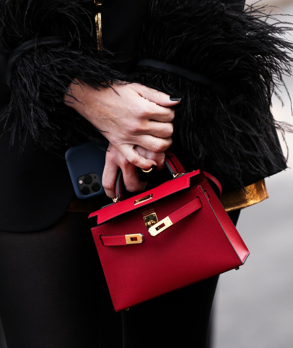 Torba Kelly II Sellier Mini modne kuće Hermès u street style izdanju s Tjedna mode
