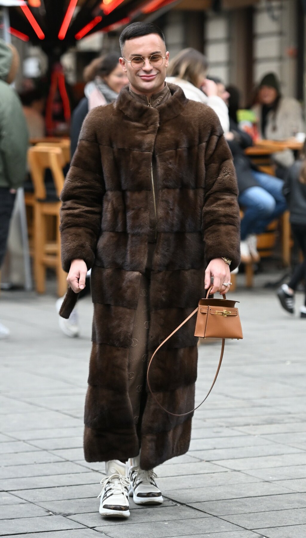 Mladi gospodin sa špice nosi obožavanu Hermèsovu torbu