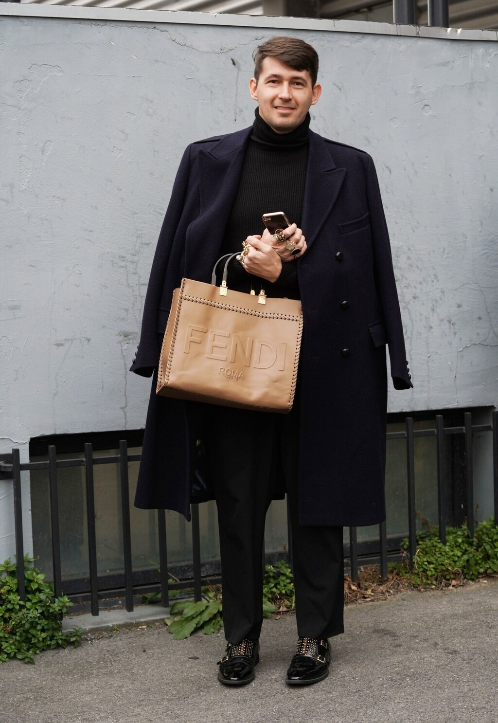 Hanan Bešović na PFW-u s torbom modne kuće Fendi