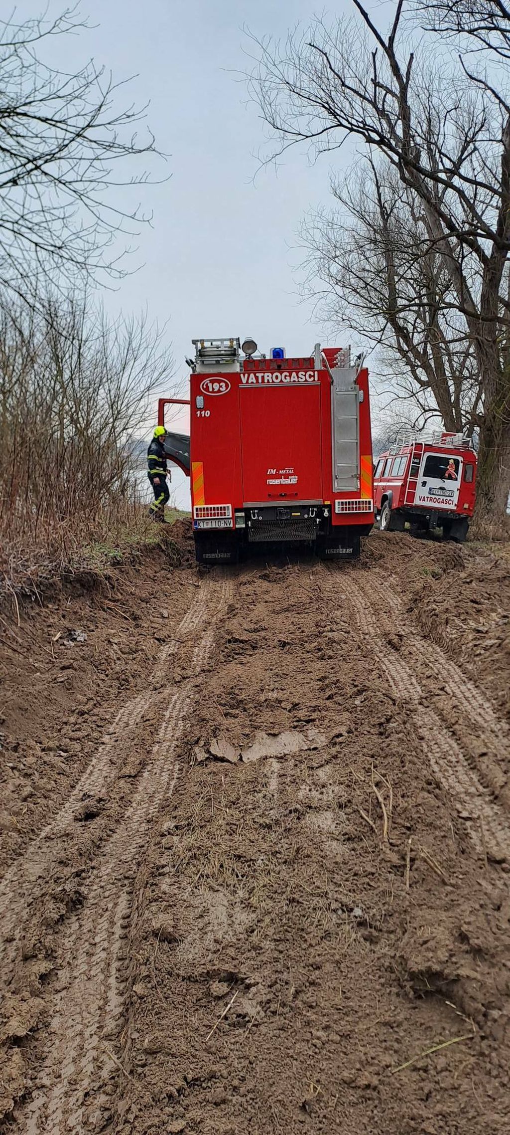 Vatrogasci izvukli BMW iz Save - 4