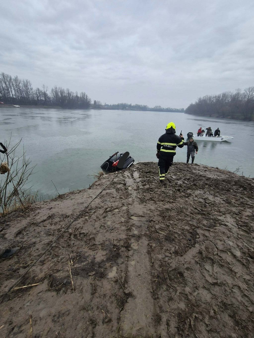 Vatrogasci izvukli BMW iz Save - 4