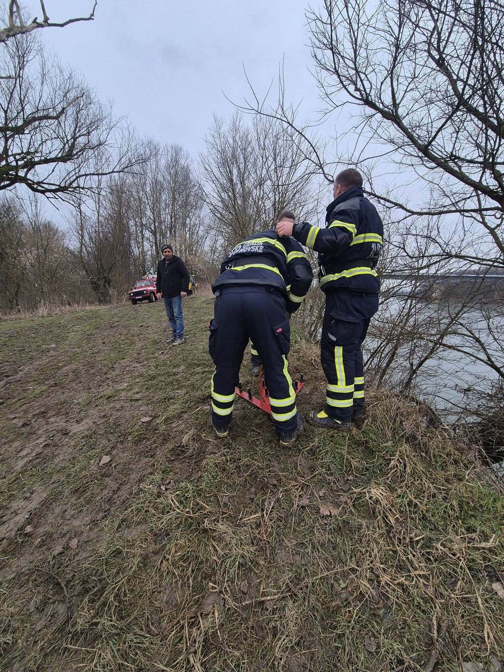 Vatrogasci izvukli BMW iz Save - 4