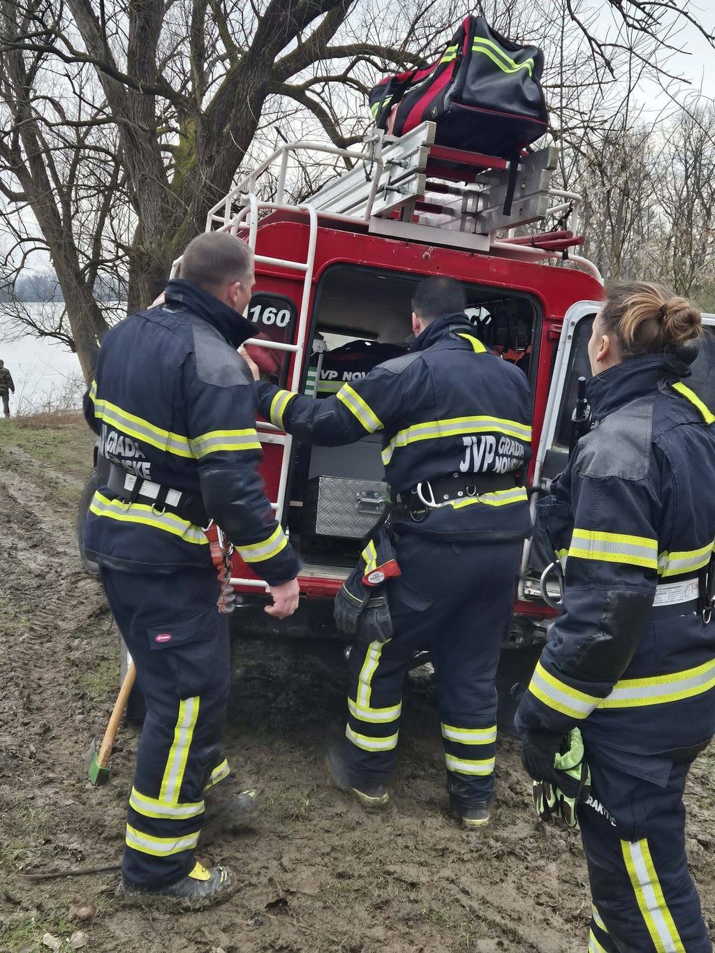 Vatrogasci izvukli BMW iz Save - 4