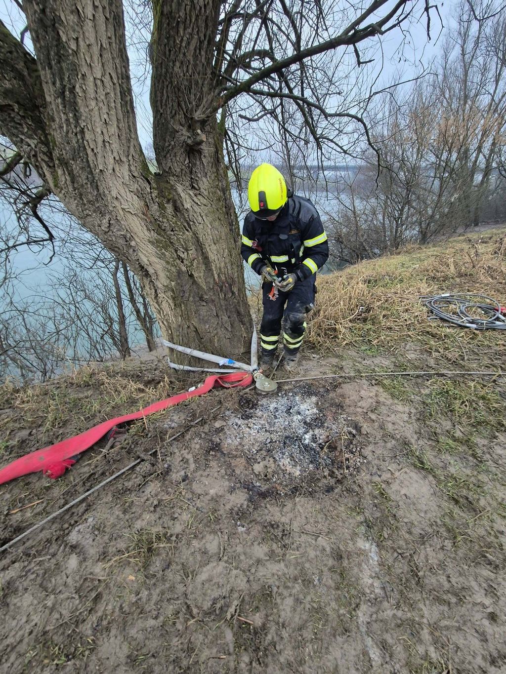 Vatrogasci izvukli BMW iz Save - 4