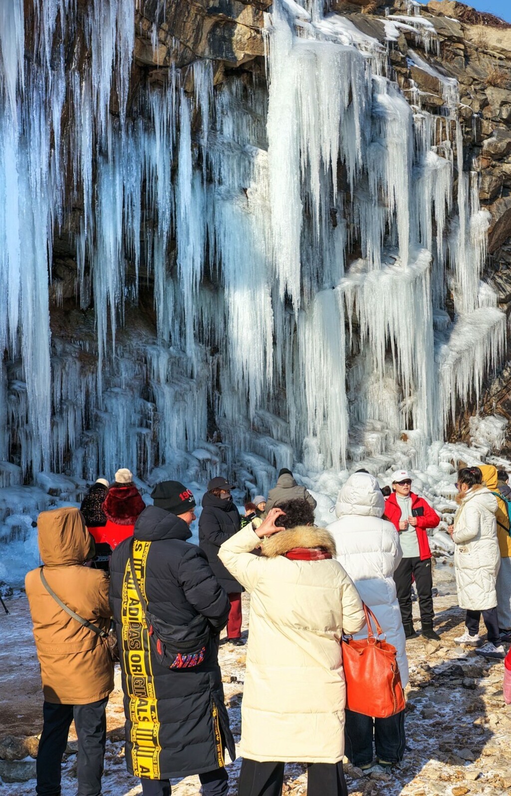 Ledeni prizor privukao je mnoge turiste
