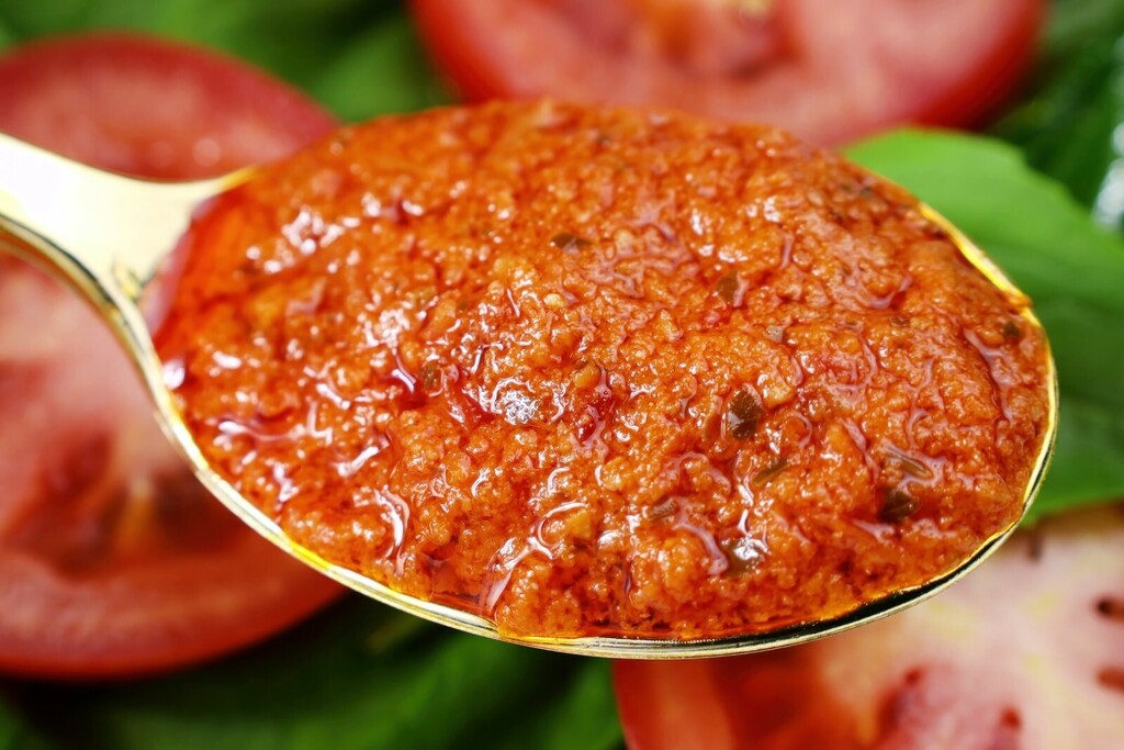 Pesto rosso od sušenih rajčica sjajan je dodatak svakoj mesnoj štruci