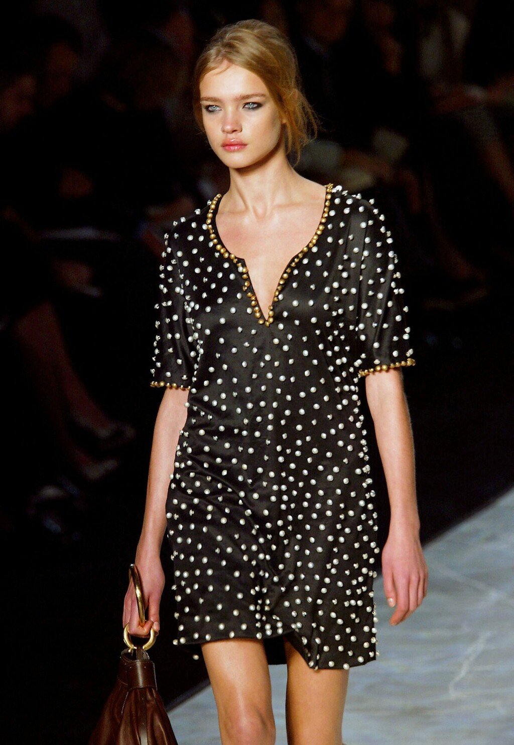 Natalia Vodianova 2002. na pisti PFW-a s torbicom-narukvicom iz kolekcije za proljeće/ljeto 2003.