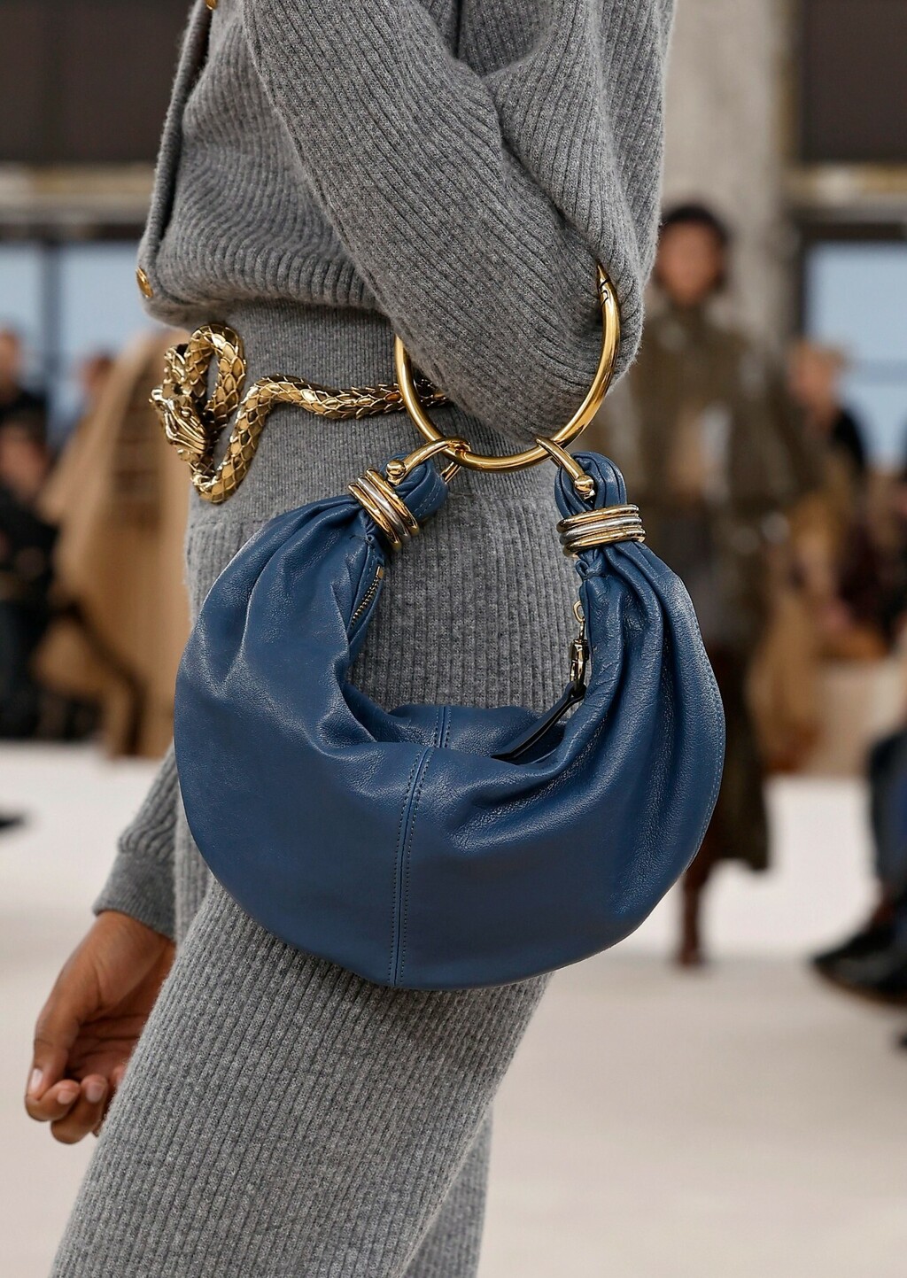 Nova verzija torbe-narukvice iz kolekcije za jesen/zimu 2024. koju potpisuje Chemena Kamali
