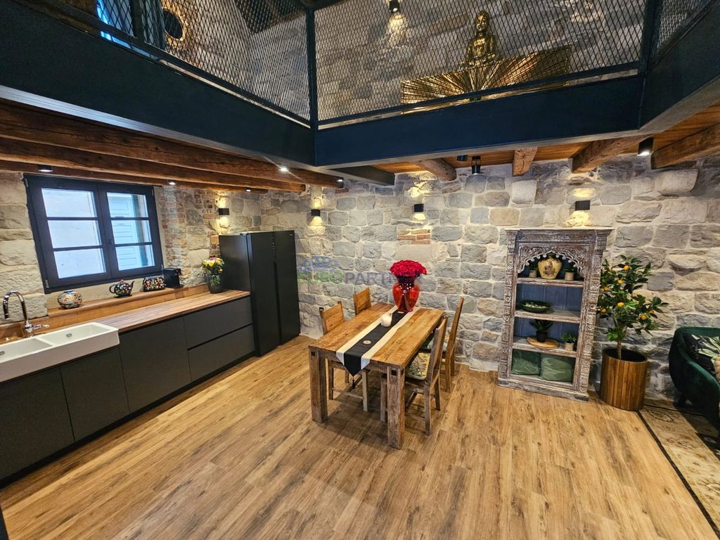 Na Bijelom Jajetu prodaje se kuća koja se nalazi 30 metara od plaže - 1