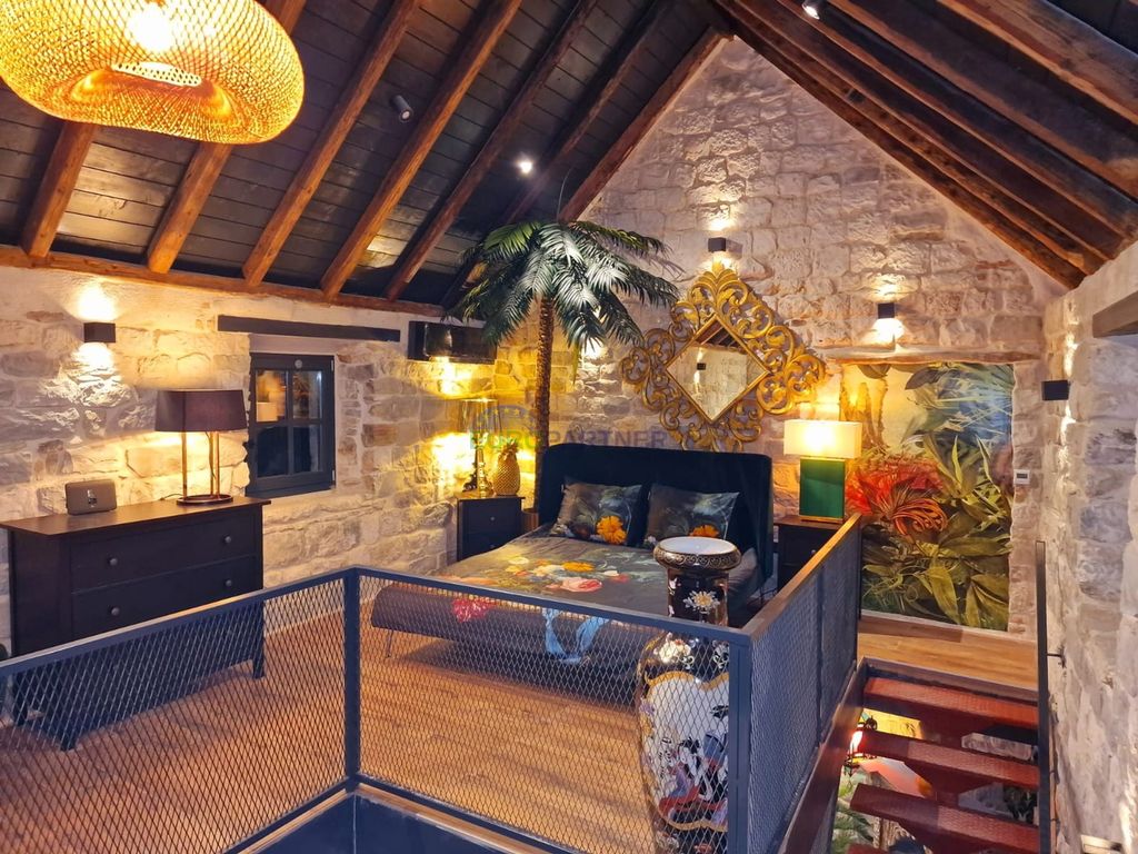 Na Bijelom Jajetu prodaje se kuća koja se nalazi 30 metara od plaže - 1