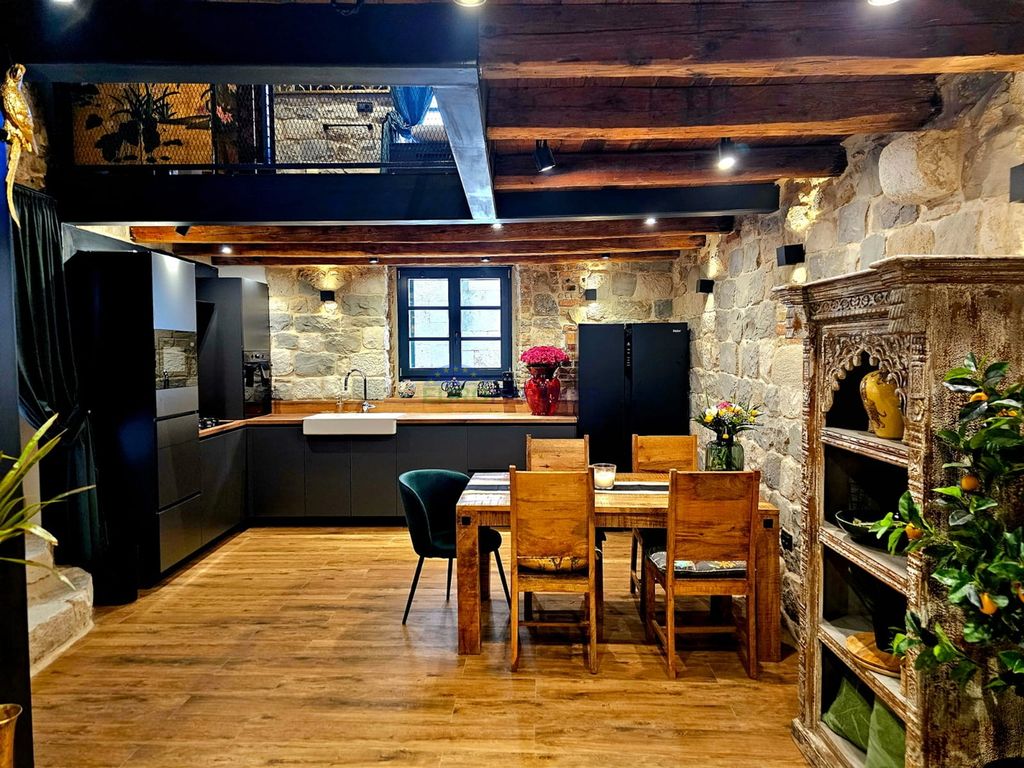 Na Bijelom Jajetu prodaje se kuća koja se nalazi 30 metara od plaže - 1