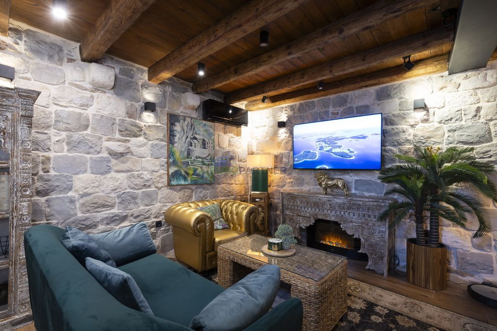 Na Bijelom Jajetu prodaje se kuća koja se nalazi 30 metara od plaže - 1