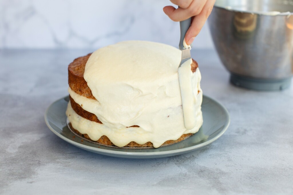 Ohlađenu glazuru lakše je premazati preko torte