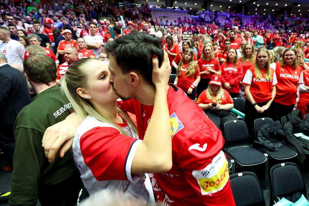 Rukometaši u zagrljaju najbližih - 1