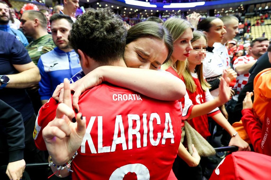 Rukometaši u zagrljaju najbližih - 3