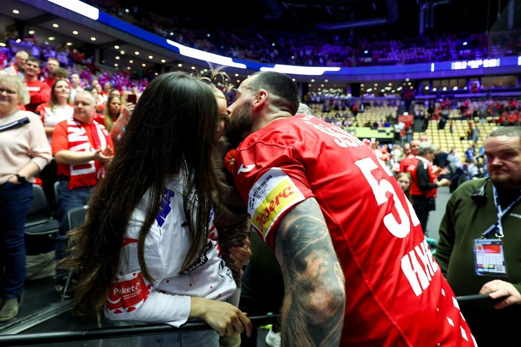 Rukometaši u zagrljaju najbližih - 4