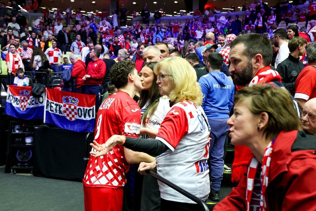 Rukometaši u zagrljaju najbližih - 7