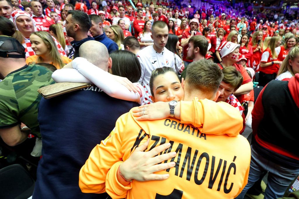 Rukometaši u zagrljaju najbližih - 10