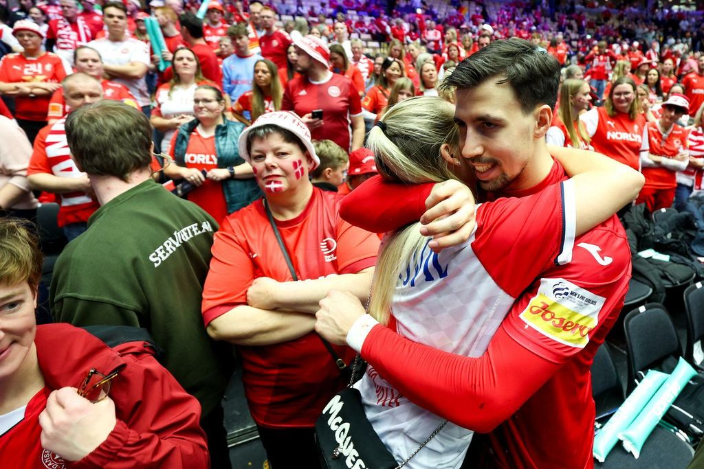 Rukometaši u zagrljaju najbližih - 11