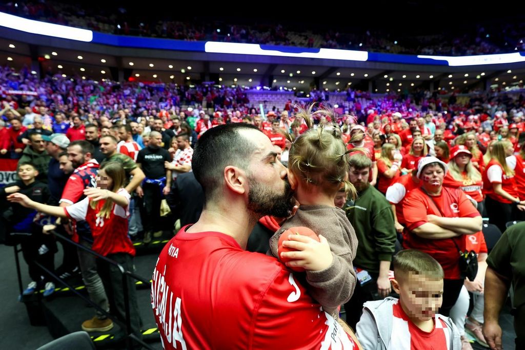 Rukometaši u zagrljaju najbližih - 12