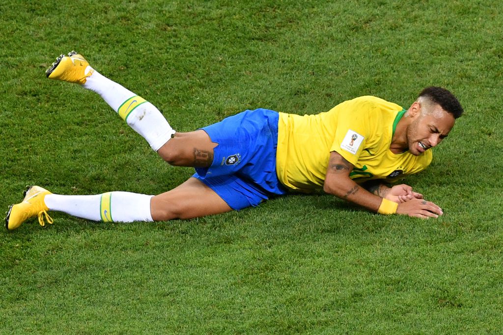Neymar na tlu (Foto: AFP)