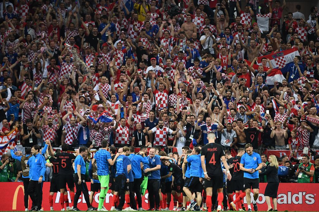Hrvatski nogometaši slaves igračima (Foto: AFP)