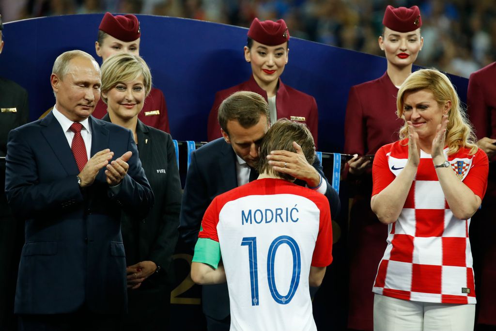 Luka Modrić prima nagradu za najboljeg igrača SP-a (Foto: AFP)