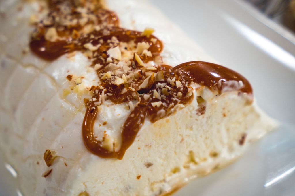 Semifreddo od grčkog jogurta s komadićima biskvita. badema i karamelom