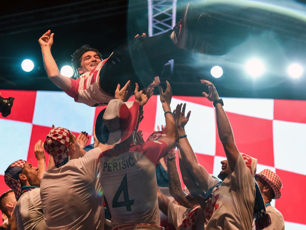 Zlatko Dalić na rukamma nogometaša (Foto: AFP)