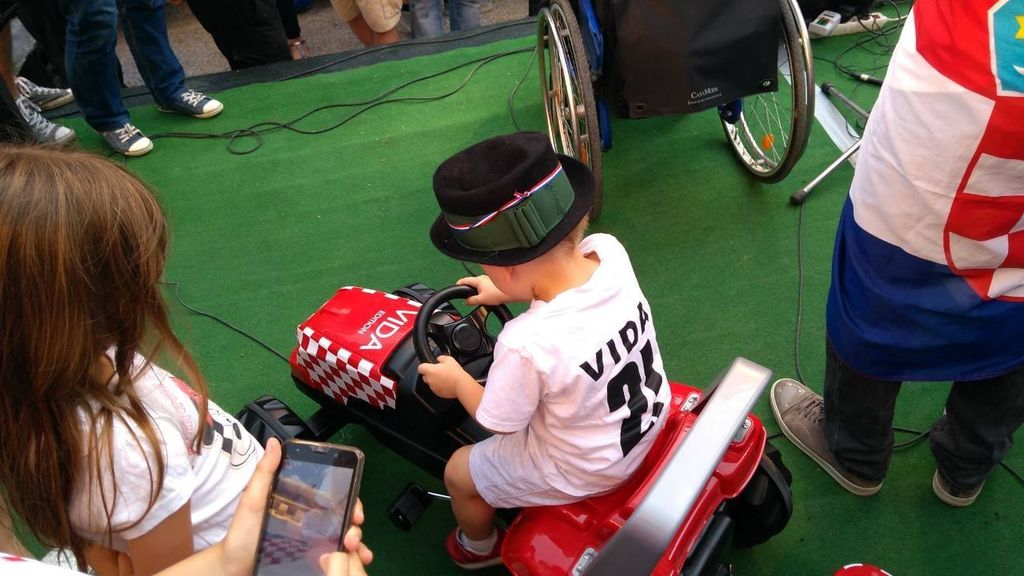 Malena zvijezda u svom traktoru