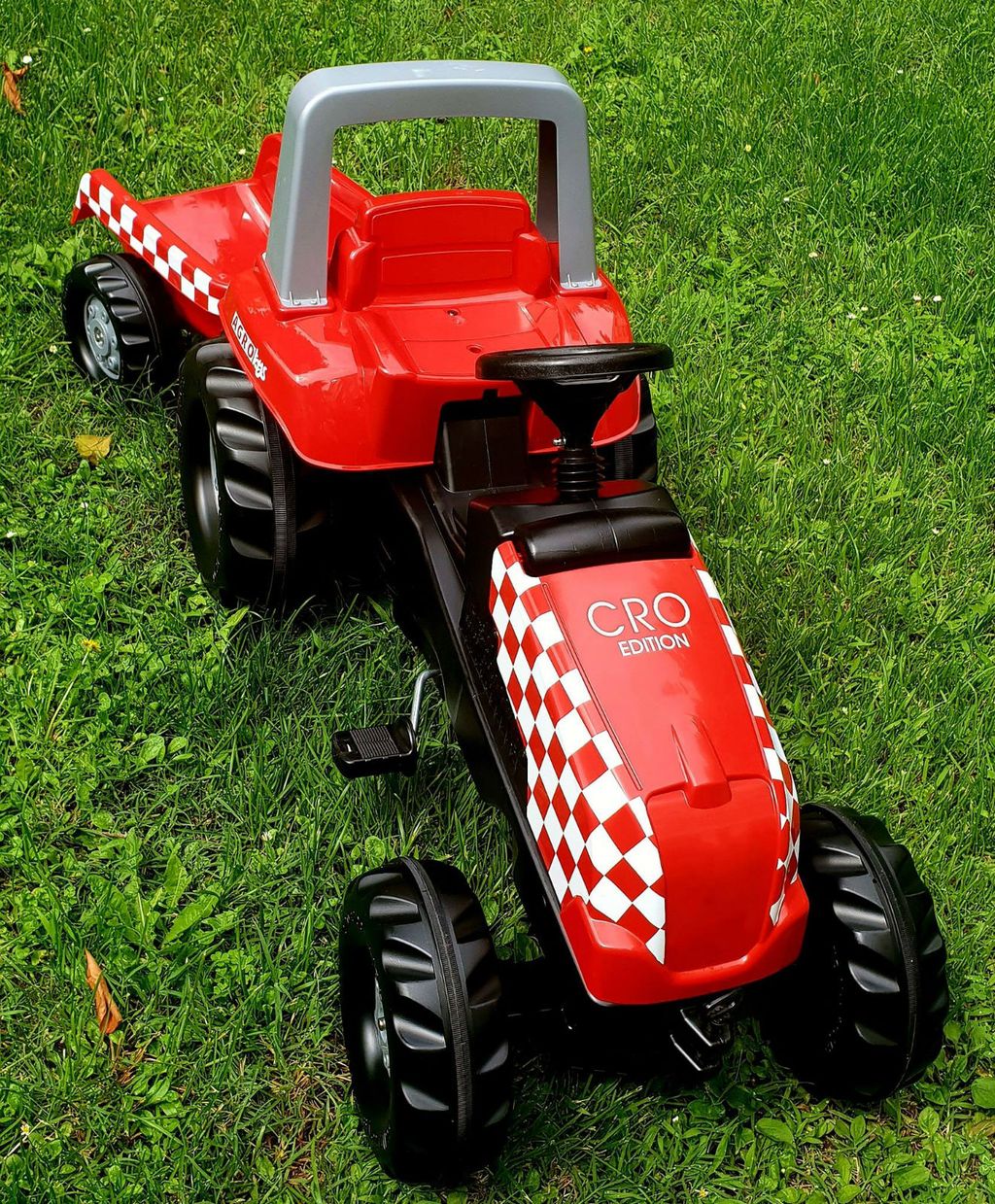 Traktor iz trgovine Agrotoys vozi i David Vida, sin nogometaša Davida Vide